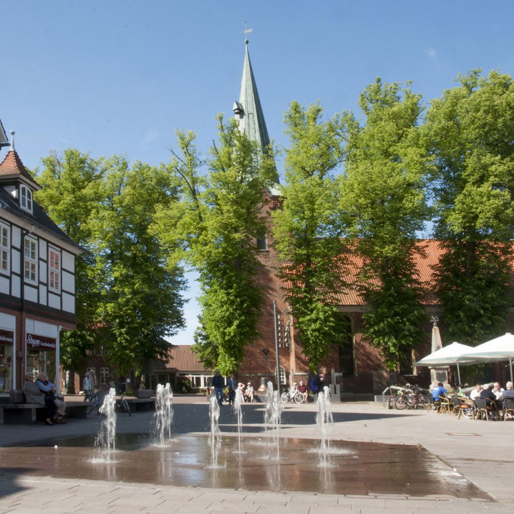 2880px-Der-Marktplatz-in-Bad-Bevensen-mit-Blick-auf-die-Dreikoenigskirche
